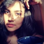 Shruti Bapna Instagram - Do you feel the same? Me: Its morning yay let's have chai! It's afternoon yay let's have chai! It's evening yay let's have chai! It's night ummmm ok may be just a little😋 ☕🤭🤓🙆‍♀️ #chailover #favoritemug #chaitime #quarantineselfie #shrutibapna Home Sweet Home
