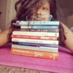 Shruti Bapna Instagram - Some of my go to books from time to time 📖✔🤓 #osho #thichnhathanh #zen #meditation #spiritualjourney #ikigai #bookstagram #notafictionreader #aum #shrutibapna Living room