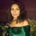 Shruti Bapna Instagram - Me love green💚 Styling- self Make up- self Hair- self 🙄😉 too much talent! #challengesofacapricorn #wannadoeverythingself #shrutibapna #greendress #nudelip #smokeyeye #morena