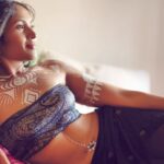 Shruti Bapna Instagram - Lounging... In art ☺️ . . . . . . #bodypainting #bodyart #blackhair #darkskinnedwomen #duskybeauty #photogram #instastyle #morena #shrutibapna