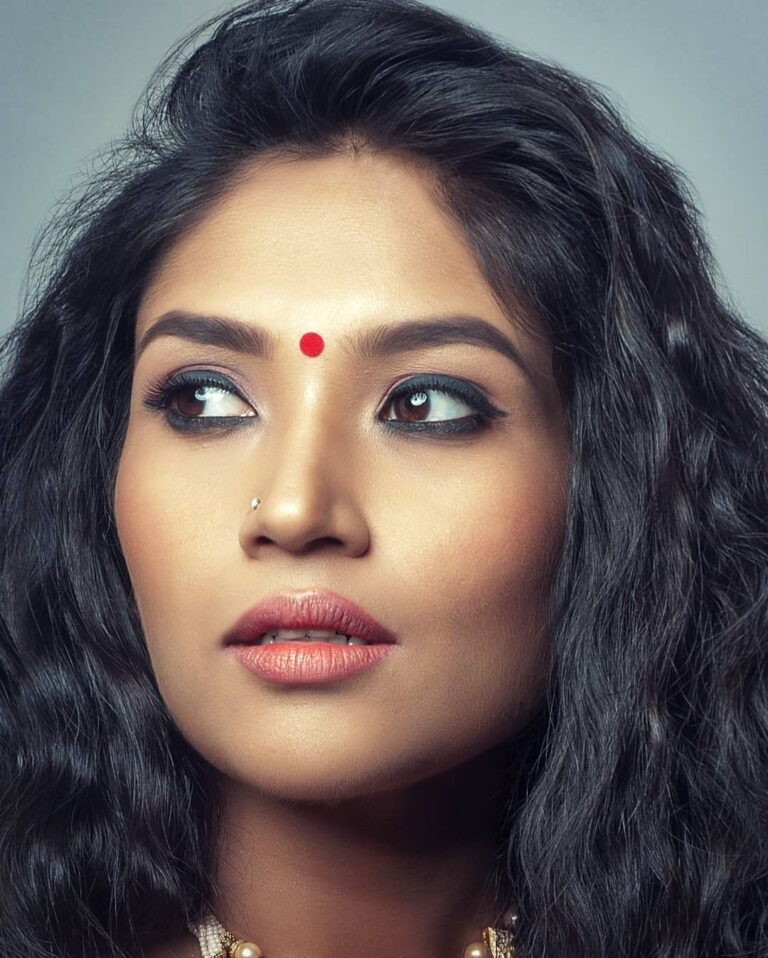 Shruti Bapna Instagram - Do I look more Bengali here or from the south? or both⁉️ ❔❔❔ . . . . . . #sari #indianwoman #morena #kohleyes #indianfashion #indianstyle #portraitphotography #indianactor #bollywoodactor #shrutibapna Mumbai, Maharashtra