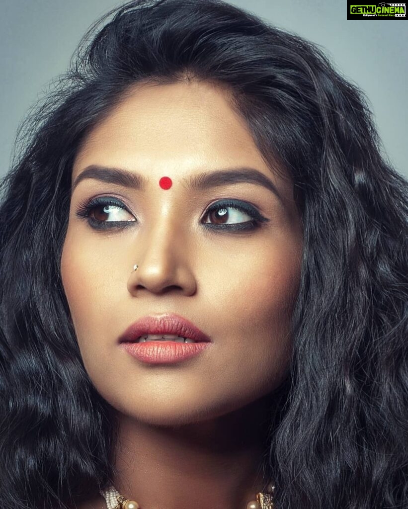Actress Shruti Bapna HD Photos and Wallpapers May 2020 - Gethu Cinema