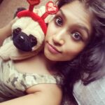 Shruti Bapna Instagram - My quarantine mate lulu😬🐶😘 After a challenging start...the last 10 days have been much more peaceful emotionally and mentally...feels quite like being at a retreat... filtering out a lot of stuff that wasnt serving well... thoughts, beliefs, connections; Introspection and clarity over a lot of things...and now just staying close to this happiness that doesn't need a reason😊 And thank you guys for the immense love on the live video session. Shall do another one soon 🤗💕 #quarantinemate #mumbai #quarantinelife #mypetlulu #selfiesunday #shrutibapna En Mi Casa