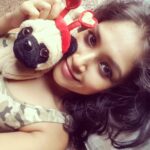 Shruti Bapna Instagram - My quarantine mate lulu😬🐶😘 After a challenging start...the last 10 days have been much more peaceful emotionally and mentally...feels quite like being at a retreat... filtering out a lot of stuff that wasnt serving well... thoughts, beliefs, connections; Introspection and clarity over a lot of things...and now just staying close to this happiness that doesn't need a reason😊 And thank you guys for the immense love on the live video session. Shall do another one soon 🤗💕 #quarantinemate #mumbai #quarantinelife #mypetlulu #selfiesunday #shrutibapna En Mi Casa