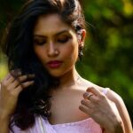 Shruti Bapna Instagram - Ye Nayan dare dare 🙂🌸 . . . . . #summervibes #pinkdress #indianfashion #indianwear #silverjewelry #fashionstyle #fashionphotography #hairflip #shrutibapna
