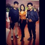 Shruti Bapna Instagram - With the exceptional mind behind Mardaani 2 Gopi Puthran sir 🙌🙌 And my amazing co actors Vishal and Vikram 💪👊 at the night of the screening #latergram #mardaani2 #gopiputhran #shrutibapna #yrf YRF - Yash Raj Films