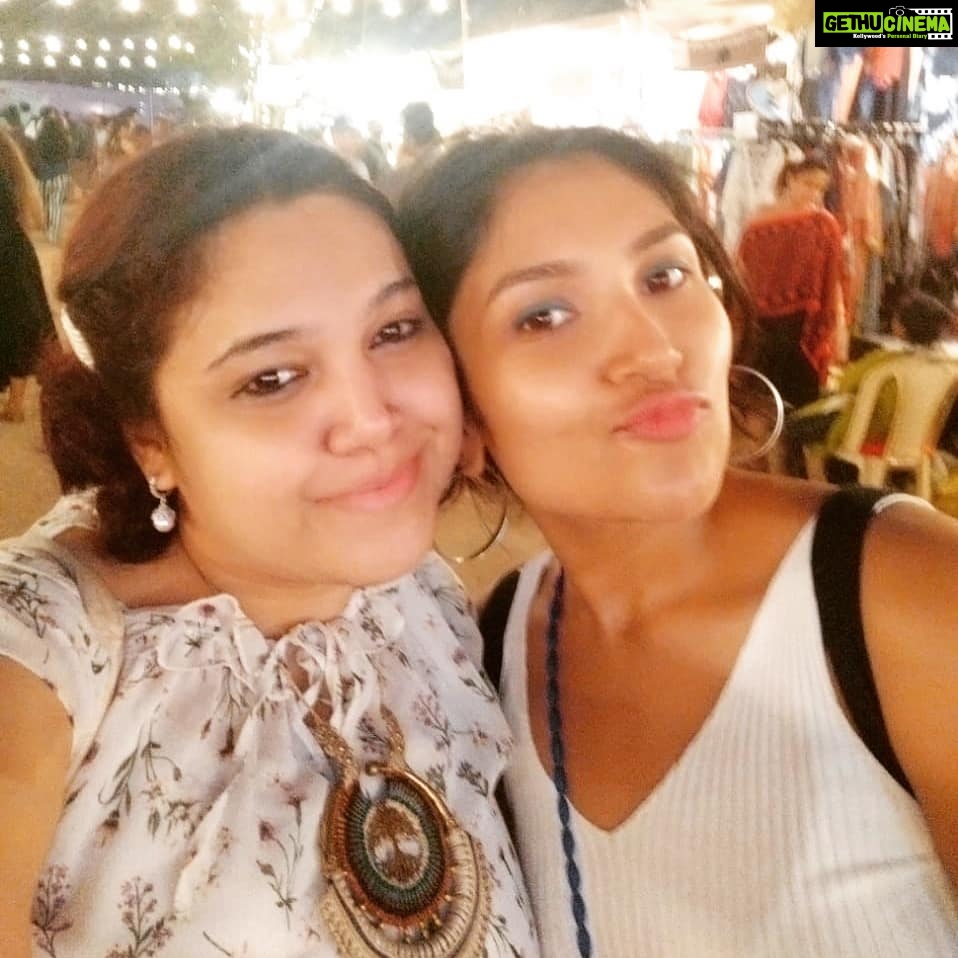 Shruti Bapna Instagram - Long afternoons with a friend who's like a sister and a sister who's like a friend ❤ #shrutibapna #cap #redcap #hat #blackhat Mumbai, Maharashtra