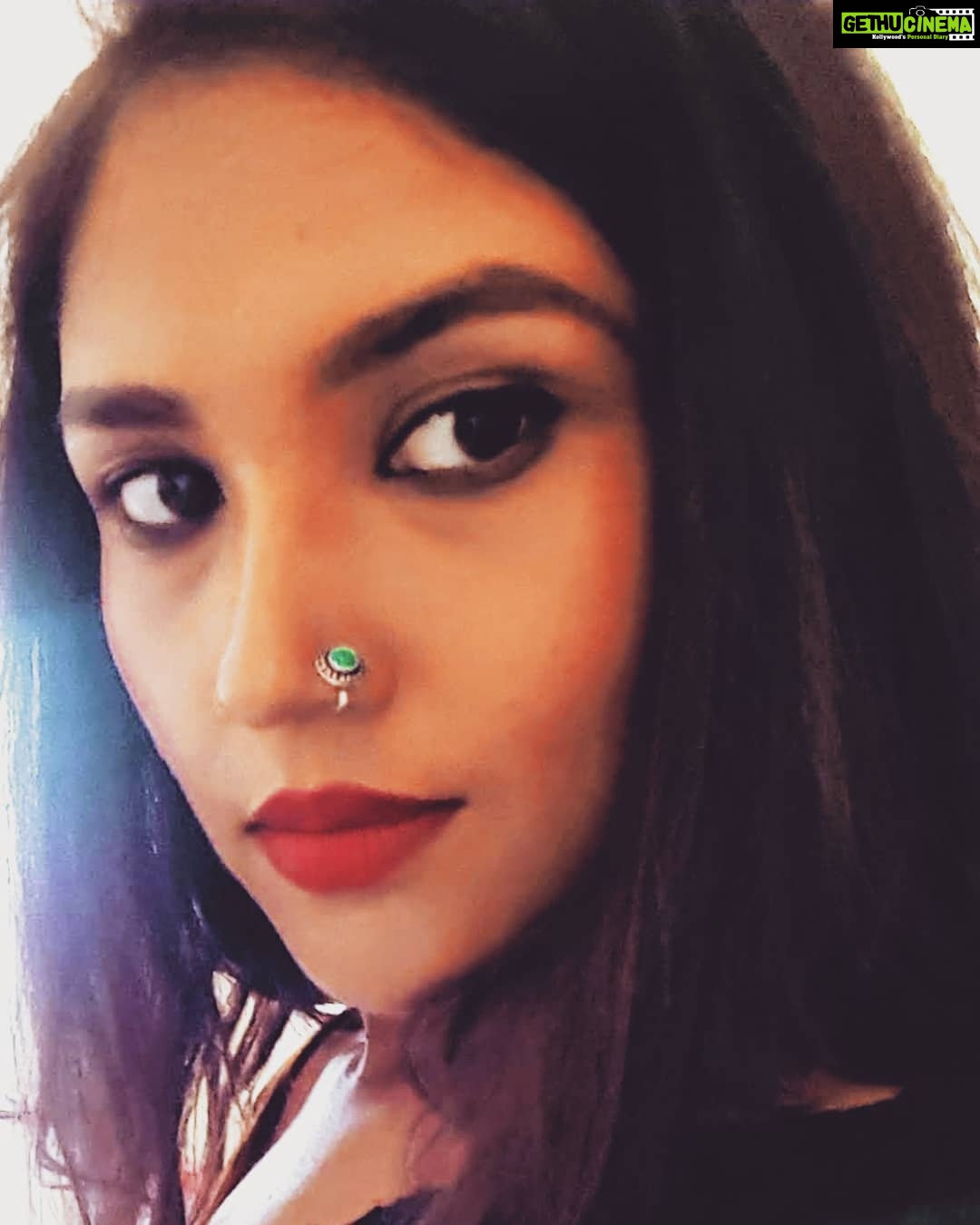 Shruti Bapna Instagram - Just🤷♀️ #tuesdaymorning #nosepin #indianethnicwear #shrutibapna
