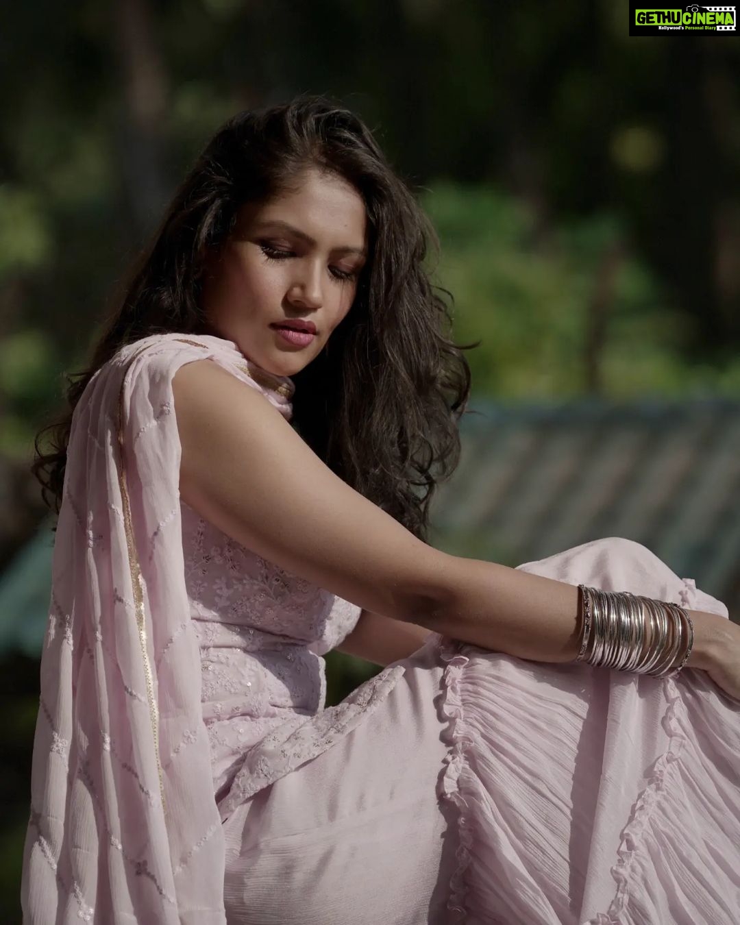 Shruti Bapna Instagram - Naina thag lenge 💖 . . . . . #portrait #indianfashion #shararasuit #fashionstyle #fashionphotography #instafashion #instatrend #indiatravel #poolvilla #shrutibapna