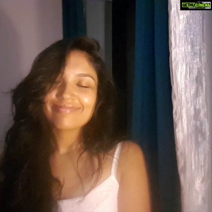 Shruti Bapna Instagram - when you are extremely sleepy but you also can't let go of Govinda songs... leads to such daftness 😅 Watch till 🔚 #govindafan #makhna #latenightvibes #shrutibapna