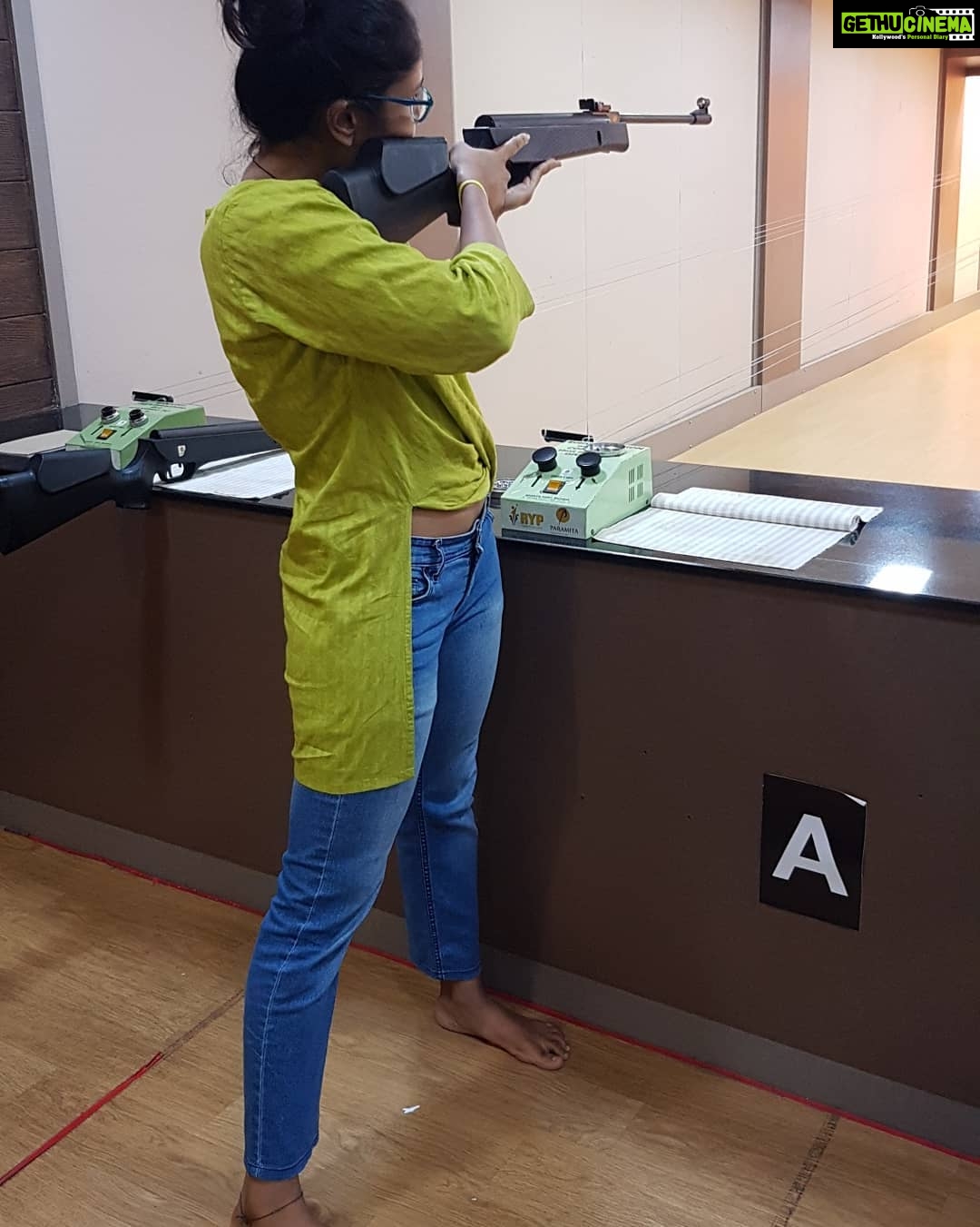 Shruti Bapna Instagram - Oh yeah! Don't mess with me 😀 #rifleshooting #guns #rifle #shooter #aim #seeker #meditative #range #10m #shrutibapna