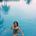 Shruti Bapna Instagram - 🍷🍕🏊‍♀️🌴 #pool #infinitypool #palmtrees #wine #shrutibapna