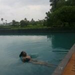 Shruti Bapna Instagram - 🍷🍕🏊‍♀️🌴 #pool #infinitypool #palmtrees #wine #shrutibapna