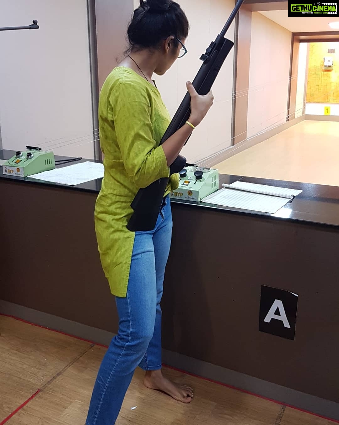 Shruti Bapna Instagram - Oh yeah! Don't mess with me 😀 #rifleshooting #guns #rifle #shooter #aim #seeker #meditative #range #10m #shrutibapna