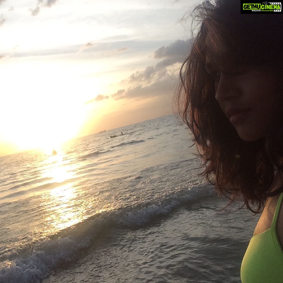 Shruti Bapna Instagram - Cheers to a beautiful 2017...happiness and health to all...lots of love always