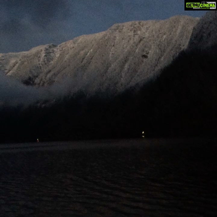 Shruti Bapna Instagram - Just before it got dark. Only the sound of the swan paddling. Some unforgettable moments of my trip. Hallstatt, Austria