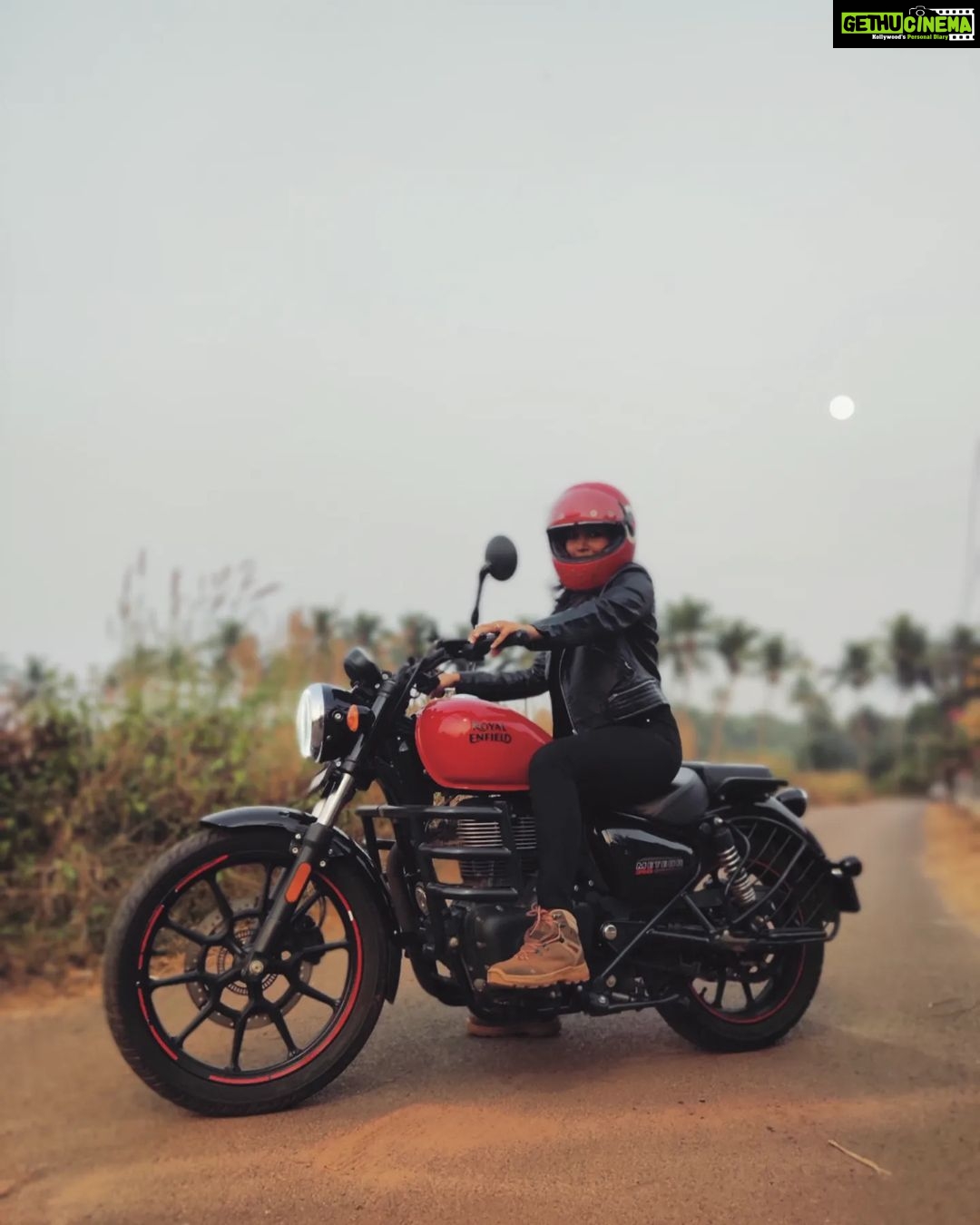 Shruti Bapna Instagram - Suits me?😋 What do you think! Tell me what you ride in the comments 🏍️ . . . . . #royalenfield #royalenfieldindia #meteor350 #womanstyle #womanrider #bikergirls