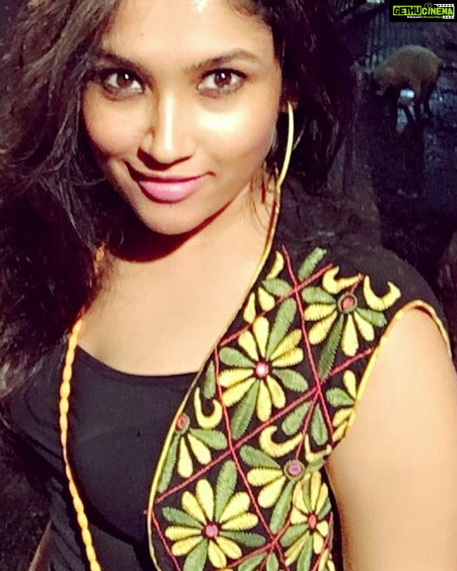 Shruti Bapna Instagram - Navratri spirit even while clubbing! My amdavaadi jacket βΊοΈ happy Navratri everyone! Haalo re ππ½