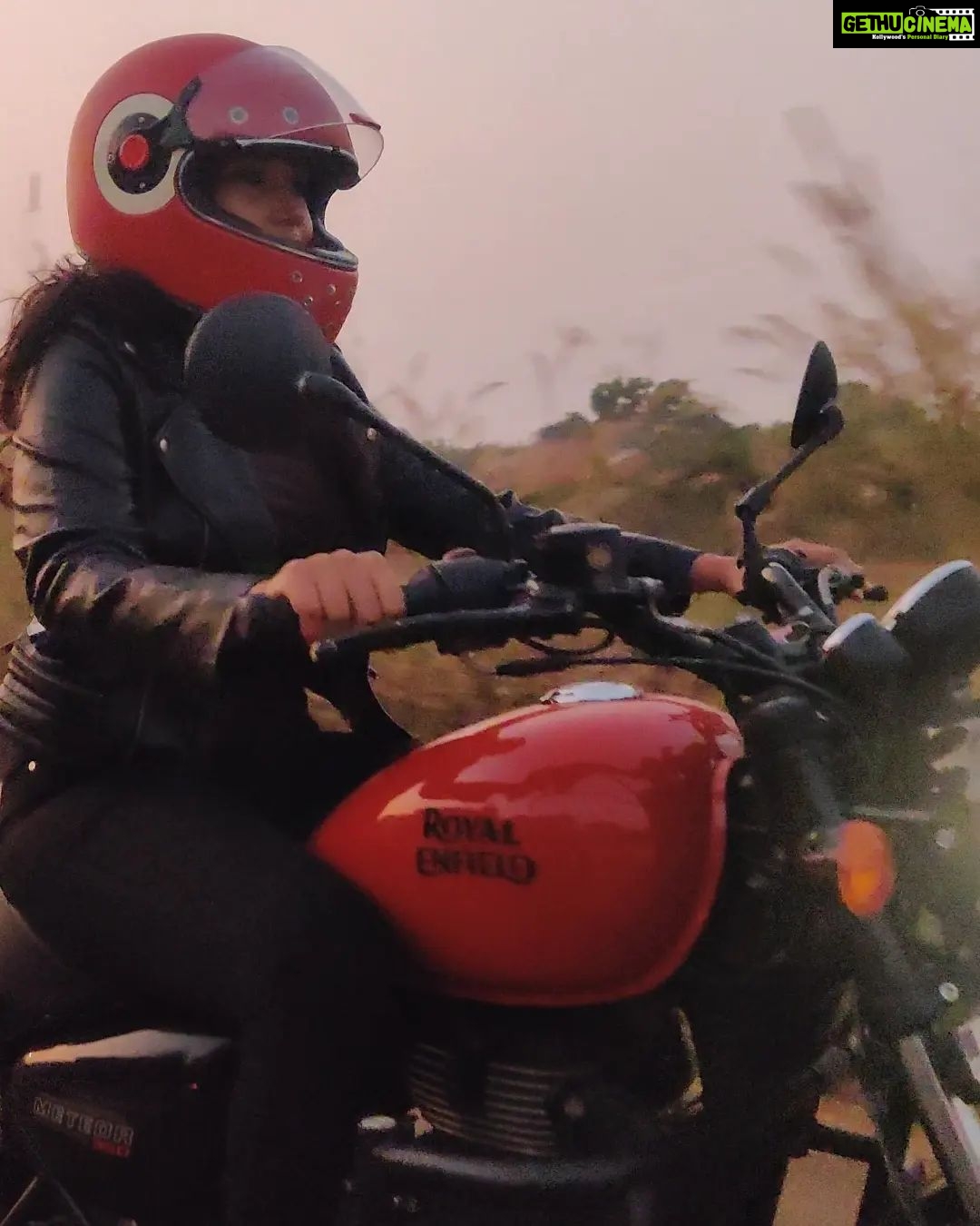 Shruti Bapna Instagram - Suits me?😋 What do you think! Tell me what you ride in the comments 🏍️ . . . . . #royalenfield #royalenfieldindia #meteor350 #womanstyle #womanrider #bikergirls