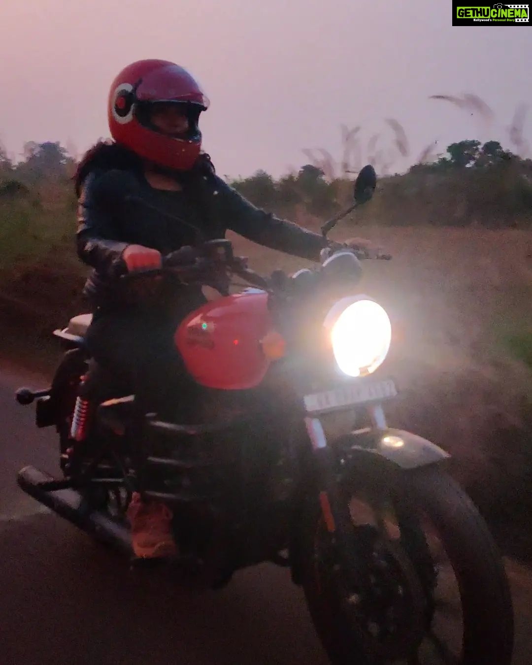 Shruti Bapna Instagram - Suits me?😋 What do you think! Tell me what you ride in the comments 🏍️ . . . . . #royalenfield #royalenfieldindia #meteor350 #womanstyle #womanrider #bikergirls