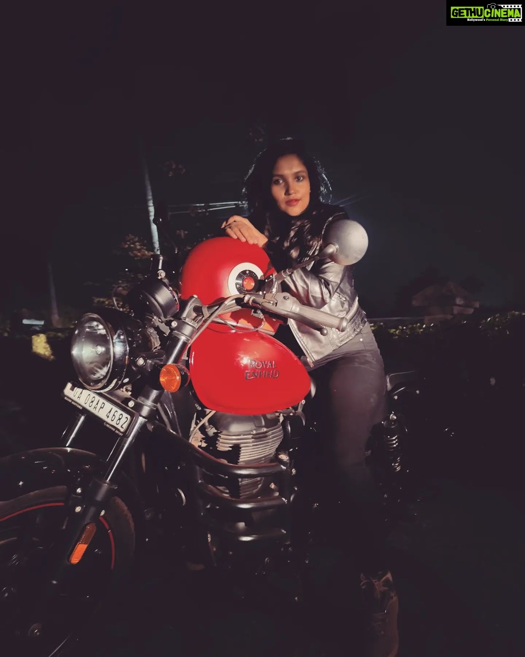 Shruti Bapna Instagram - Suits me?😋 What do you think! Tell me what you ride in the comments 🏍️ . . . . . #royalenfield #royalenfieldindia #meteor350 #womanstyle #womanrider #bikergirls