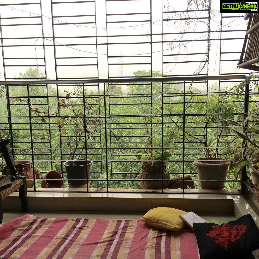 Shruti Bapna Instagram - Woh hara rang woh baarish ki mehek badlon ka ghirna...ek chaadar hi kaafi hai (the hills are covered with fog)