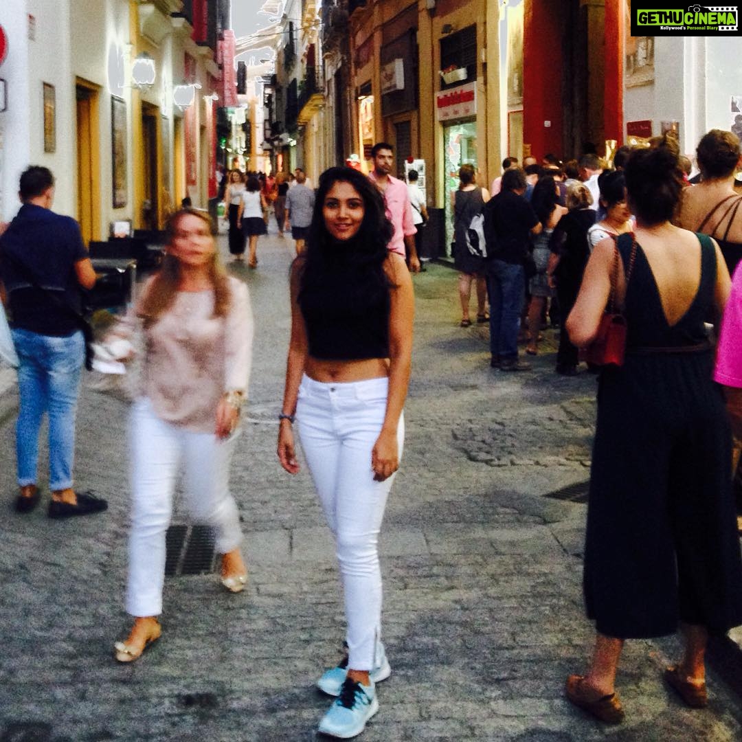 Shruti Bapna Instagram - Walking and walking around the streets and not tired! Seville, Spain