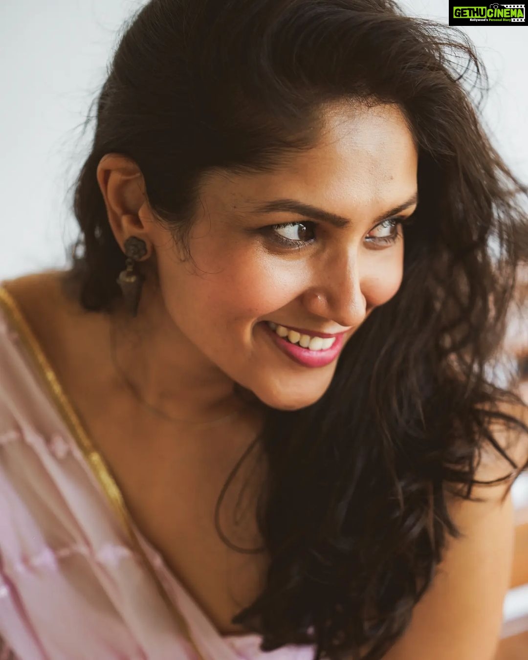 Shruti Bapna Instagram - Sometimes actors laugh exactly on the cue that you are not supposed to 😅 #laughoutloud #laughlinesaregood #portrait_mood