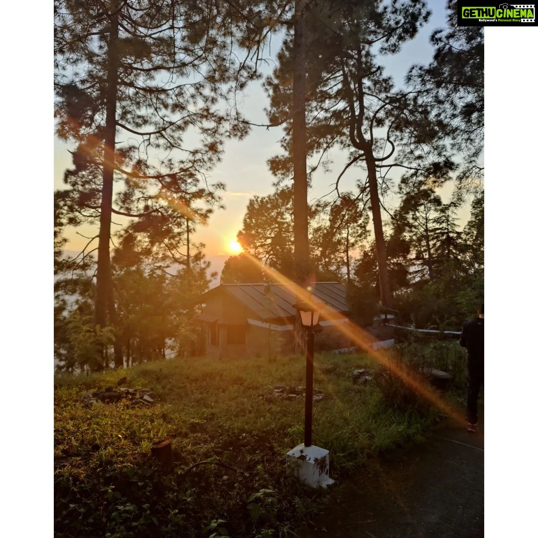 Shruti Bapna Instagram - Magic ✨ . . . . . #cannevergetenough #sunsetsky #mountainlife #incredibleindia #uttarakhandtraveller #uttarakhanddiaries Kumaon,uttarakhand
