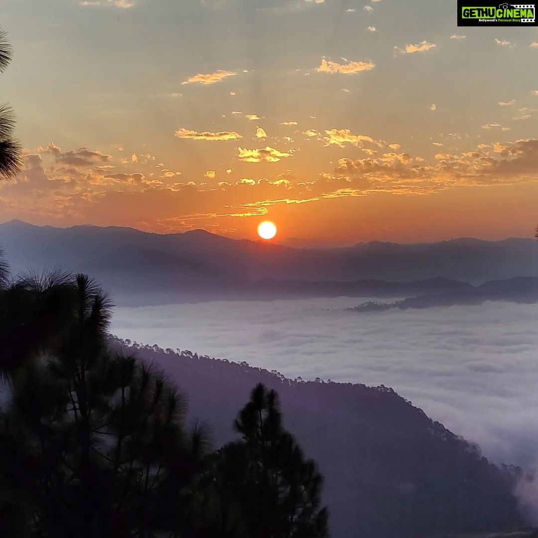 Shruti Bapna Instagram - Magic ✨ . . . . . #cannevergetenough #sunsetsky #mountainlife #incredibleindia #uttarakhandtraveller #uttarakhanddiaries Kumaon,uttarakhand