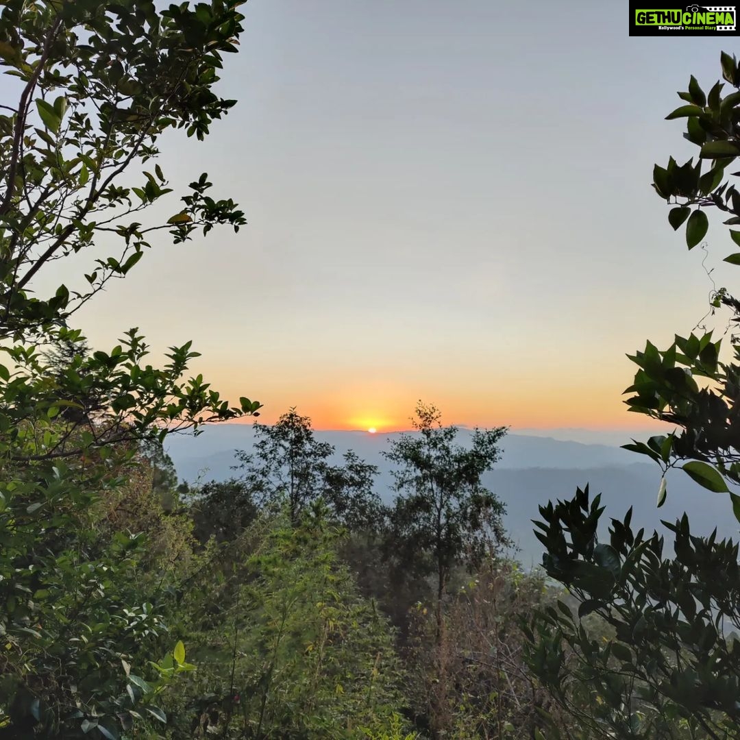 Shruti Bapna Instagram - Magic ✨ . . . . . #cannevergetenough #sunsetsky #mountainlife #incredibleindia #uttarakhandtraveller #uttarakhanddiaries Kumaon,uttarakhand