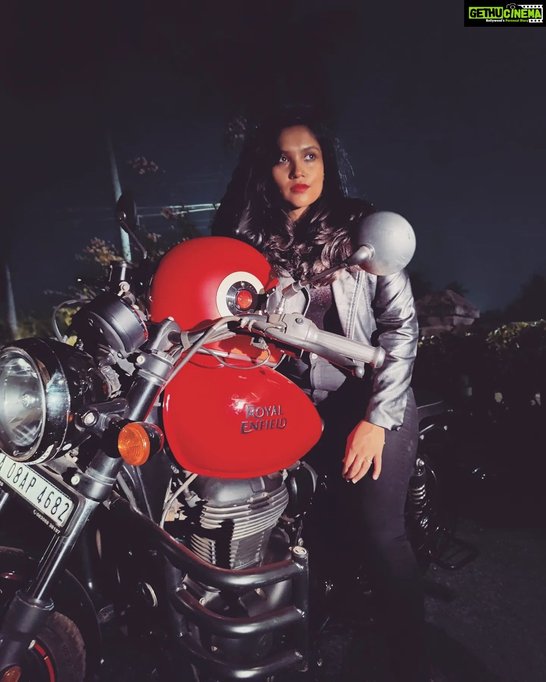 Shruti Bapna Instagram - Suits me?😋 What do you think! Tell me what you ride in the comments 🏍️ . . . . . #royalenfield #royalenfieldindia #meteor350 #womanstyle #womanrider #bikergirls