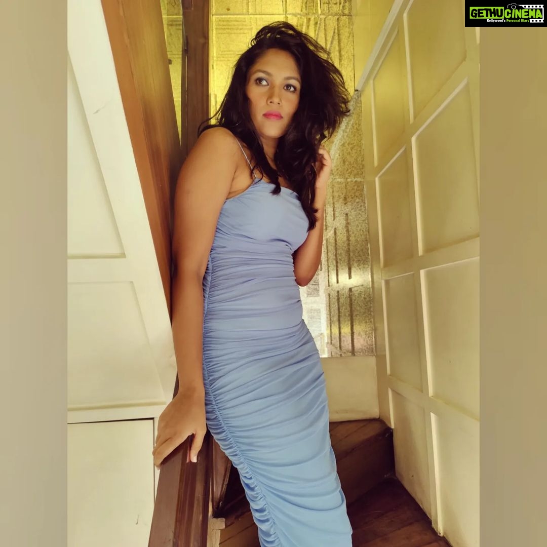 Shruti Bapna Instagram - 💙 . . . . . #Chitrakut #promotions #delhidiaries #bluedress #bodycondress #bollywoodmovies #maanle #arijitsingh