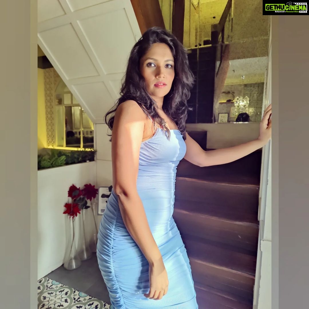 Shruti Bapna Instagram - 💙 . . . . . #Chitrakut #promotions #delhidiaries #bluedress #bodycondress #bollywoodmovies #maanle #arijitsingh