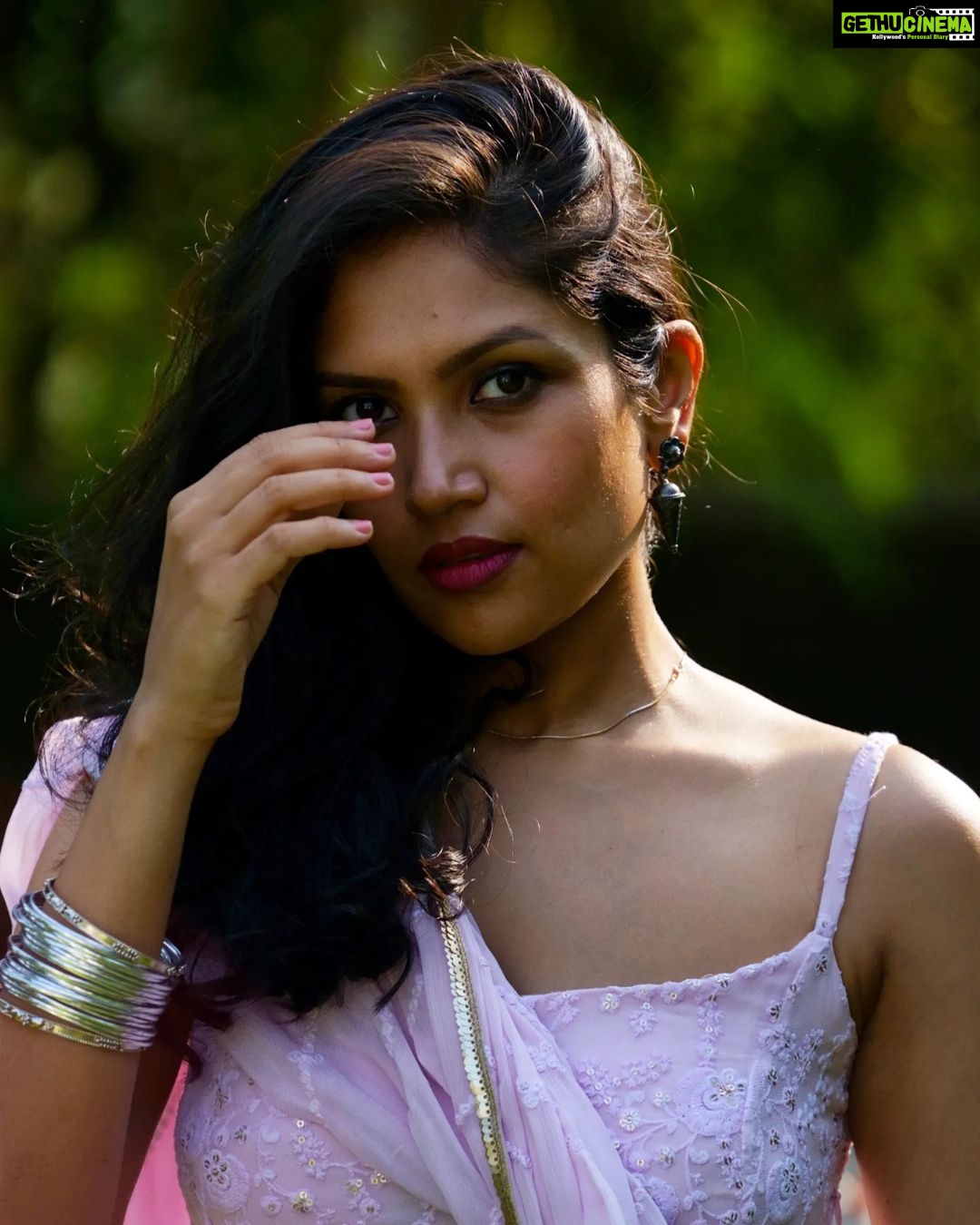 Shruti Bapna Instagram - Ye Nayan dare dare 🙂🌸 . . . . . #summervibes #pinkdress #indianfashion #indianwear #silverjewelry #fashionstyle #fashionphotography #hairflip #shrutibapna