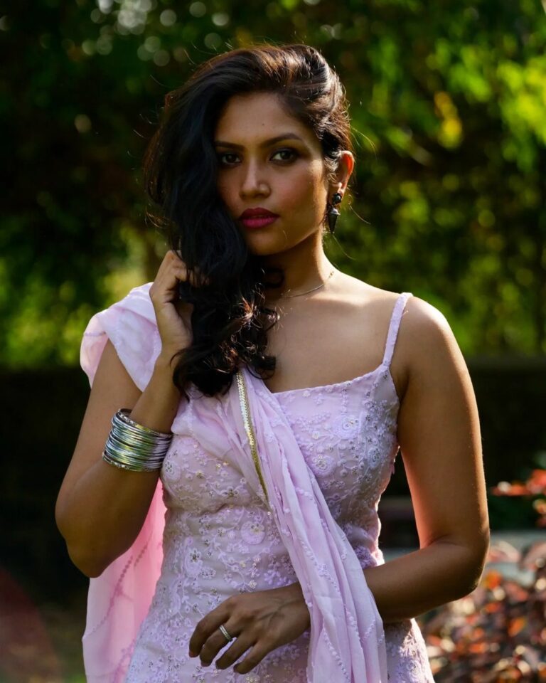 Shruti Bapna Instagram - Ye Nayan dare dare 🙂🌸 . . . . . #summervibes #pinkdress #indianfashion #indianwear #silverjewelry #fashionstyle #fashionphotography #hairflip #shrutibapna