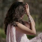 Shruti Bapna Instagram - Naina thag lenge 💖 . . . . . #portrait #indianfashion #shararasuit #fashionstyle #fashionphotography #instafashion #instatrend #indiatravel #poolvilla #shrutibapna