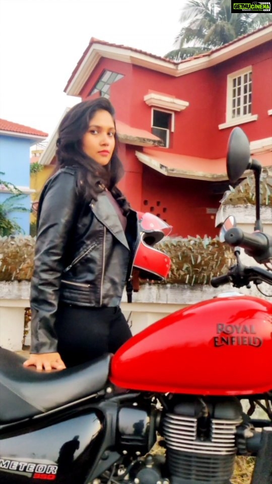 Shruti Bapna Instagram - Highlight from my 2022 checklist ☑️😍😋 . . . . . #royalenfield #royalenfieldindia #meteor350 #bikegirl #ridergirls #shrutibapna