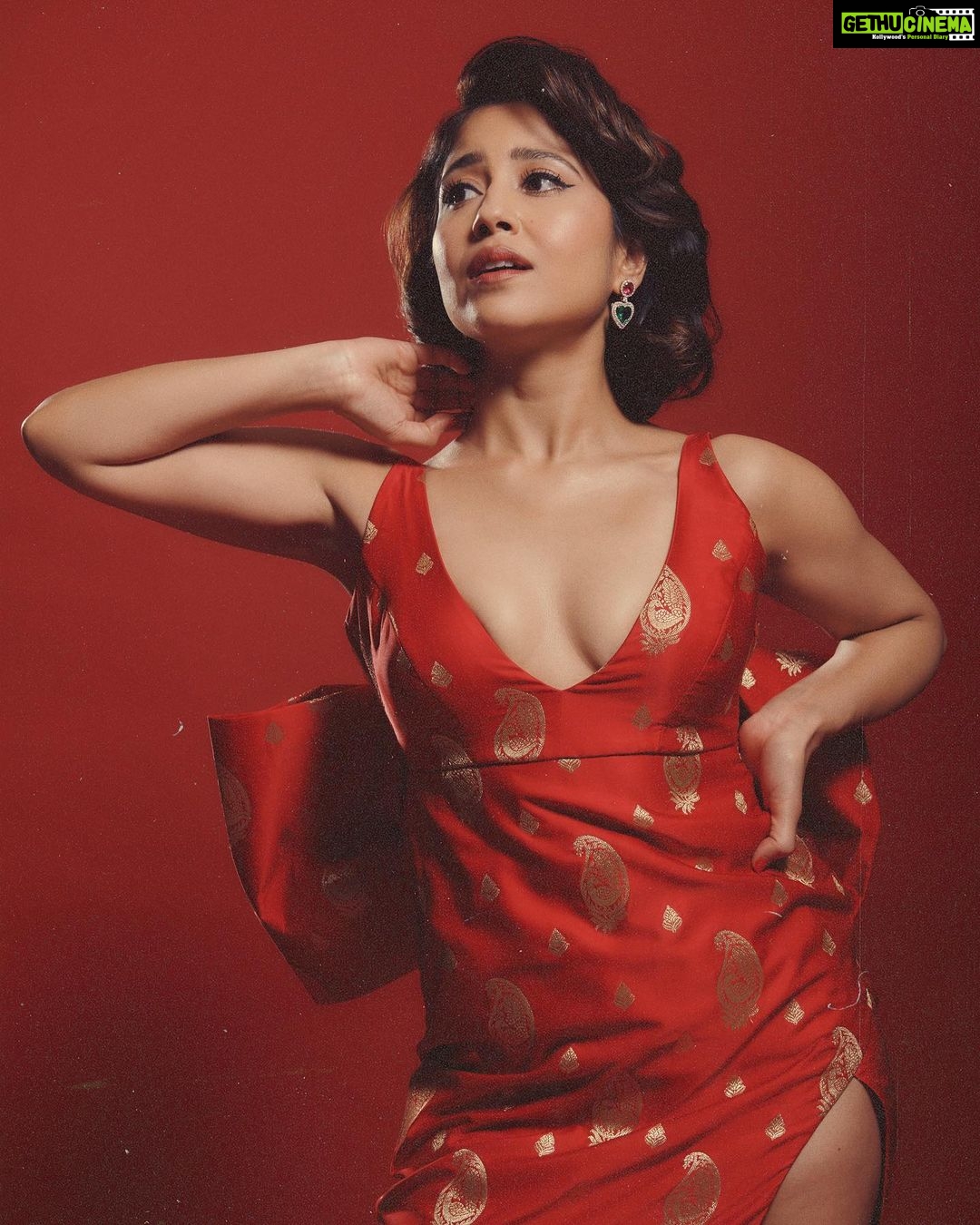 Shweta Tripathi Instagram - Mercury RETRO. That's where I put the full stop 🛑 📸 @anurag_kabburphotography Outfit: Conceptualised and designed by @purplerhapsody with assistance from @monica_nim Repurposed Benarasi Silk fabric sourced from @shriyasinghi.co Beauty @krisann.figueiredo.mua Mane @makeupbyvirja #SustainableSundari #SustainabilityAwards #ConsciousFashion