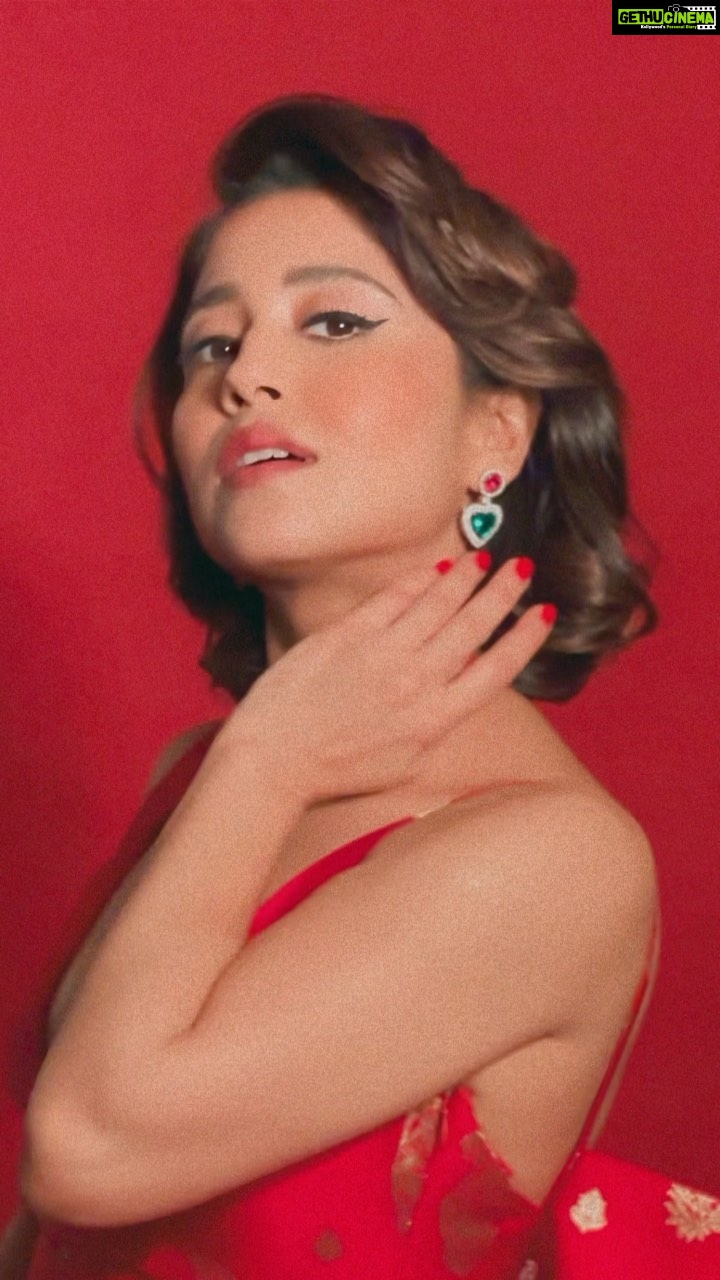 Shweta Tripathi Instagram - Mercury RETRO. That’s where I put the full stop 🛑 📸 @anurag_kabburphotography Outfit: Conceptualised and designed by @purplerhapsody with assistance from @monica_nim Repurposed Benarasi Silk fabric sourced from @shriyasinghi.co Beauty @krisann.figueiredo.mua Mane @makeupbyvirja #SustainableSundari #SustainabilityAwards #ConsciousFashion