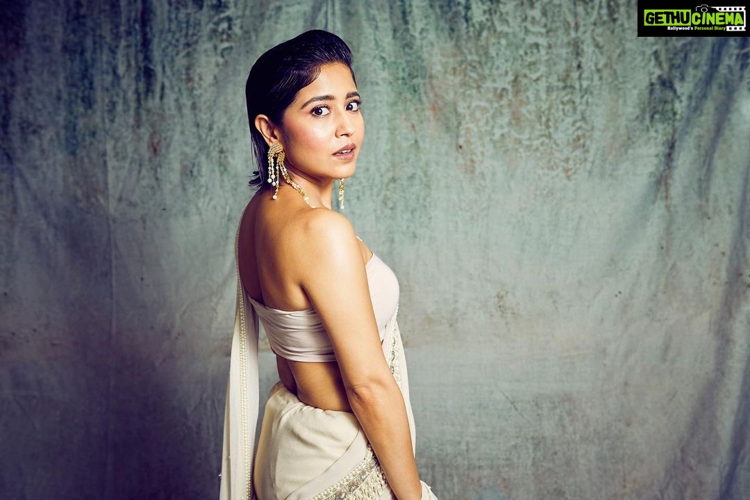 Shweta Tripathi Instagram - Feeling ✨ because it’s FilmFare night! Wearing: @malaandkinnaryofficial @isharya @aprajitatoorofficial 📸 @kopp_foto Styled by @purplerhapsody MUA @krisann.figueiredo.mua Hair @foram_gotecha Style team @monica_nim Assisted by @makeupbyvirja #BattataStyleFiles #DanubePropertiesFilmfareOTTAwards2022 #YKKA #EscaypeLive