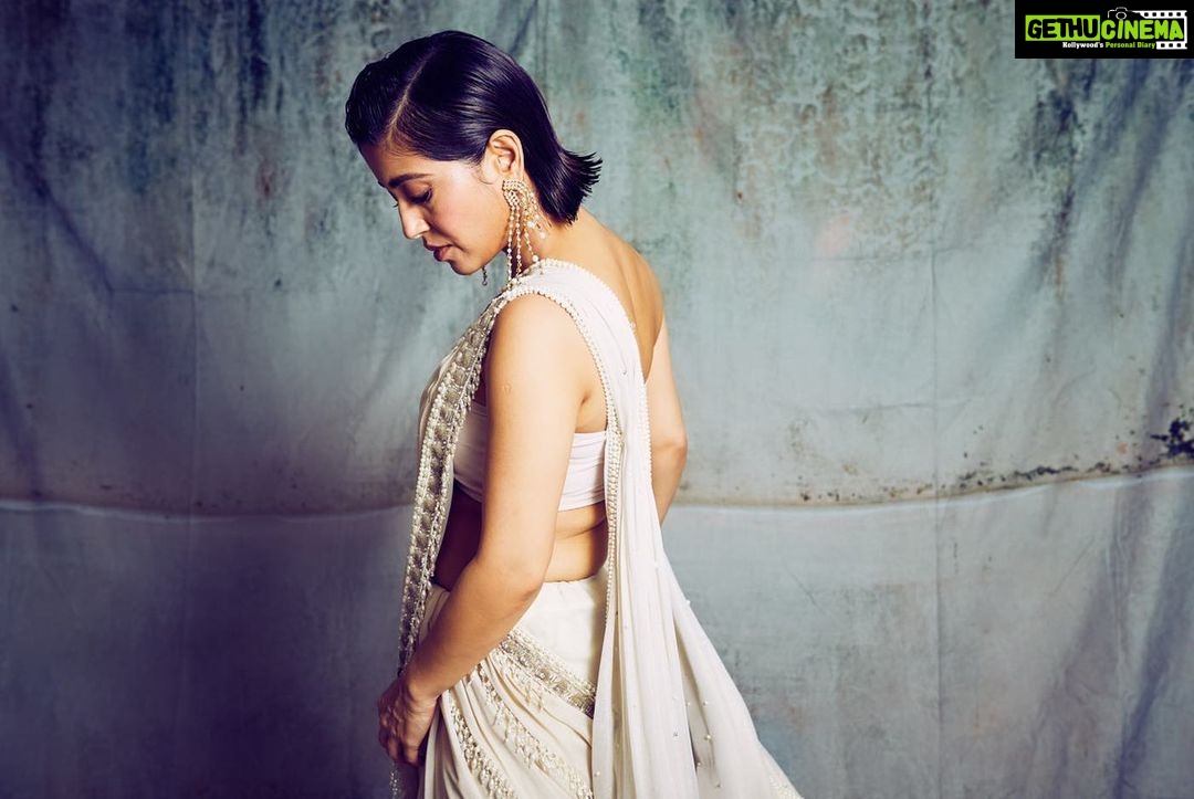 Shweta Tripathi Instagram - Feeling ✨ because it’s FilmFare night! Wearing: @malaandkinnaryofficial @isharya @aprajitatoorofficial 📸 @kopp_foto Styled by @purplerhapsody MUA @krisann.figueiredo.mua Hair @foram_gotecha Style team @monica_nim Assisted by @makeupbyvirja #BattataStyleFiles #DanubePropertiesFilmfareOTTAwards2022 #YKKA #EscaypeLive