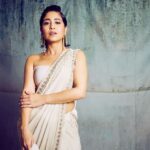 Shweta Tripathi Instagram - Feeling ✨ because it’s FilmFare night! Wearing: @malaandkinnaryofficial @isharya @aprajitatoorofficial 📸 @kopp_foto Styled by @purplerhapsody MUA @krisann.figueiredo.mua Hair @foram_gotecha Style team @monica_nim Assisted by @makeupbyvirja #BattataStyleFiles #DanubePropertiesFilmfareOTTAwards2022 #YKKA #EscaypeLive