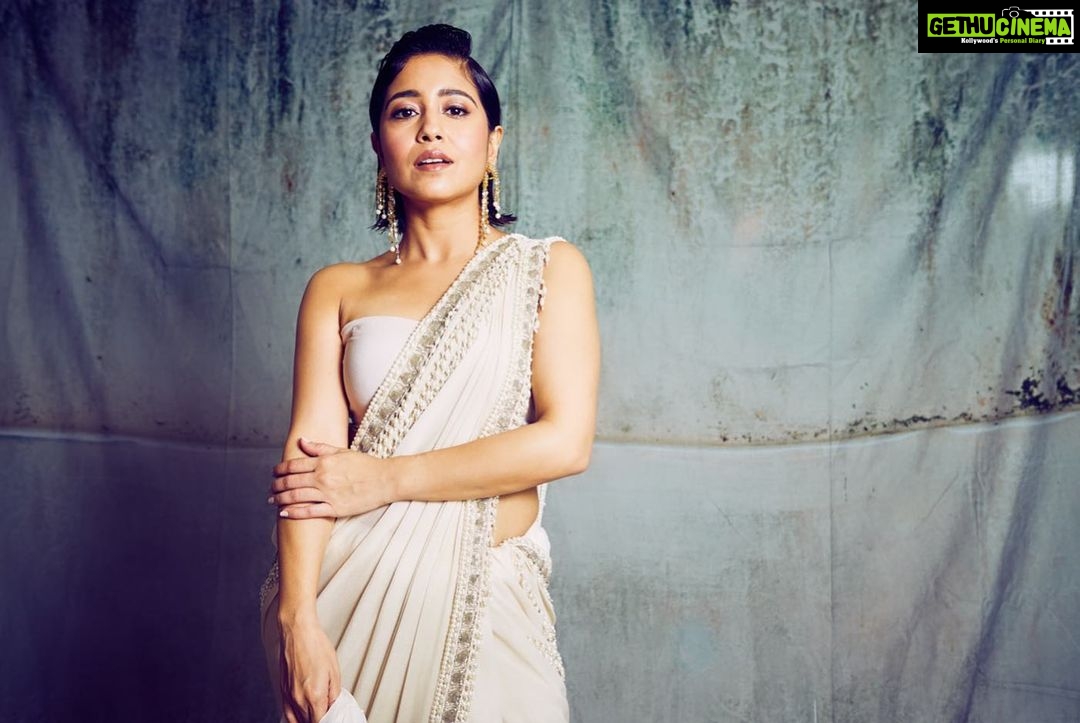 Shweta Tripathi Instagram - Feeling ✨ because it’s FilmFare night! Wearing: @malaandkinnaryofficial @isharya @aprajitatoorofficial 📸 @kopp_foto Styled by @purplerhapsody MUA @krisann.figueiredo.mua Hair @foram_gotecha Style team @monica_nim Assisted by @makeupbyvirja #BattataStyleFiles #DanubePropertiesFilmfareOTTAwards2022 #YKKA #EscaypeLive