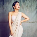 Shweta Tripathi Instagram - Feeling ✨ because it’s FilmFare night! Wearing: @malaandkinnaryofficial @isharya @aprajitatoorofficial 📸 @kopp_foto Styled by @purplerhapsody MUA @krisann.figueiredo.mua Hair @foram_gotecha Style team @monica_nim Assisted by @makeupbyvirja #BattataStyleFiles #DanubePropertiesFilmfareOTTAwards2022 #YKKA #EscaypeLive