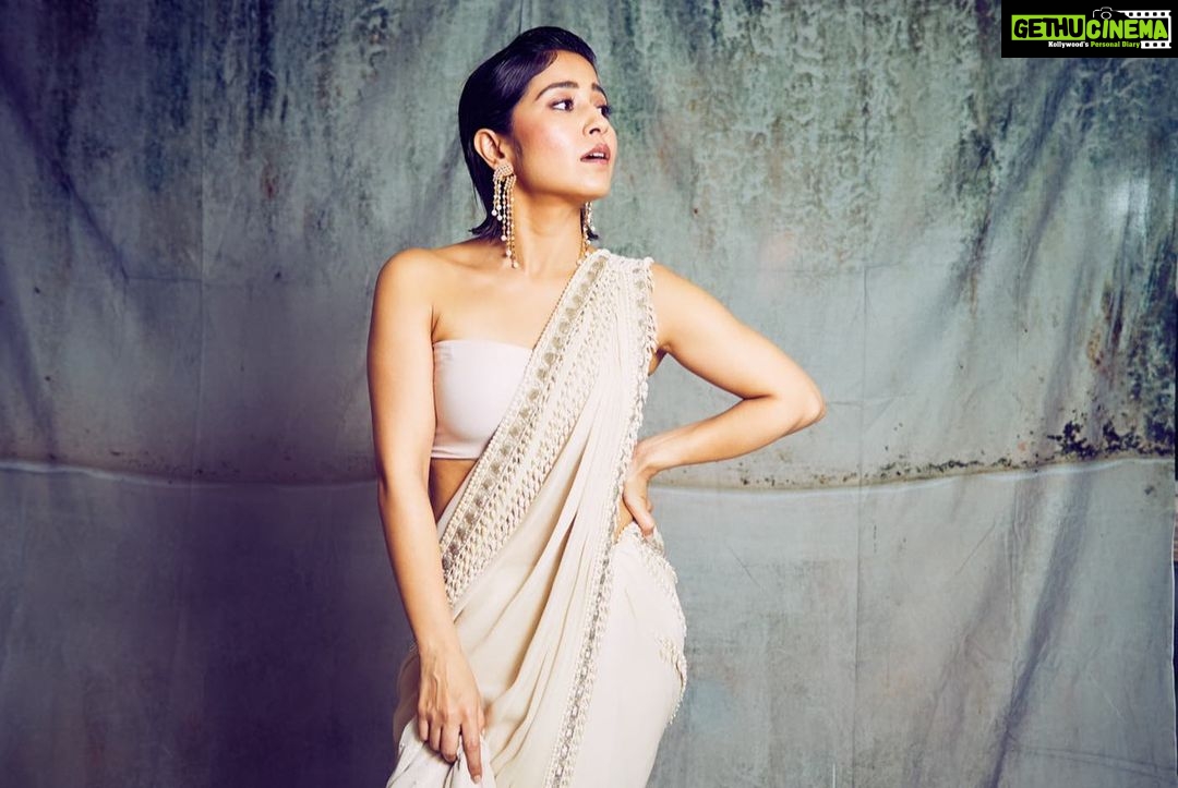 Shweta Tripathi Instagram - Feeling ✨ because it’s FilmFare night! Wearing: @malaandkinnaryofficial @isharya @aprajitatoorofficial 📸 @kopp_foto Styled by @purplerhapsody MUA @krisann.figueiredo.mua Hair @foram_gotecha Style team @monica_nim Assisted by @makeupbyvirja #BattataStyleFiles #DanubePropertiesFilmfareOTTAwards2022 #YKKA #EscaypeLive