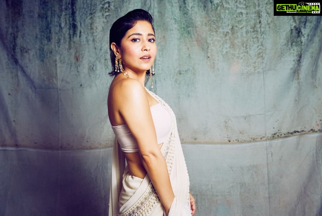 Shweta Tripathi Instagram - Feeling ✨ because it’s FilmFare night! Wearing: @malaandkinnaryofficial @isharya @aprajitatoorofficial 📸 @kopp_foto Styled by @purplerhapsody MUA @krisann.figueiredo.mua Hair @foram_gotecha Style team @monica_nim Assisted by @makeupbyvirja #BattataStyleFiles #DanubePropertiesFilmfareOTTAwards2022 #YKKA #EscaypeLive