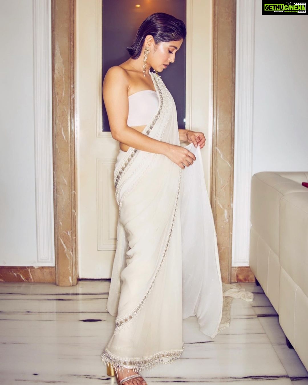 Shweta Tripathi Instagram - Feeling ✨ because it’s FilmFare night! Wearing: @malaandkinnaryofficial @isharya @aprajitatoorofficial 📸 @kopp_foto Styled by @purplerhapsody MUA @krisann.figueiredo.mua Hair @foram_gotecha Style team @monica_nim Assisted by @makeupbyvirja #BattataStyleFiles #DanubePropertiesFilmfareOTTAwards2022 #YKKA #EscaypeLive