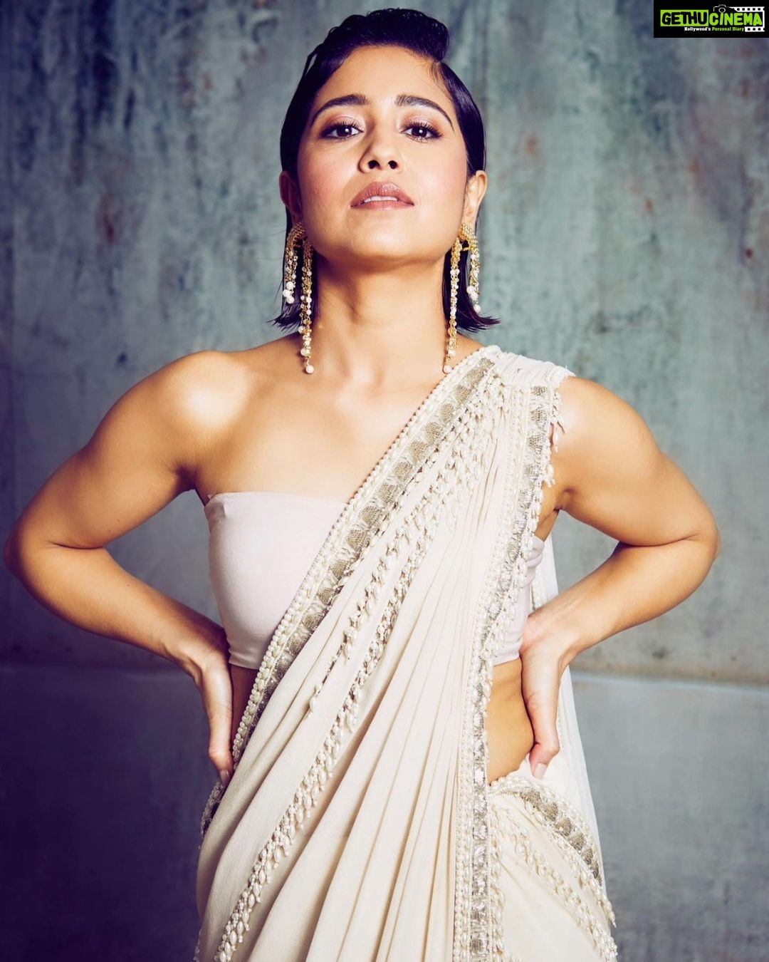 Shweta Tripathi Instagram - Feeling ✨ because it’s FilmFare night! Wearing: @malaandkinnaryofficial @isharya @aprajitatoorofficial 📸 @kopp_foto Styled by @purplerhapsody MUA @krisann.figueiredo.mua Hair @foram_gotecha Style team @monica_nim Assisted by @makeupbyvirja #BattataStyleFiles #DanubePropertiesFilmfareOTTAwards2022 #YKKA #EscaypeLive
