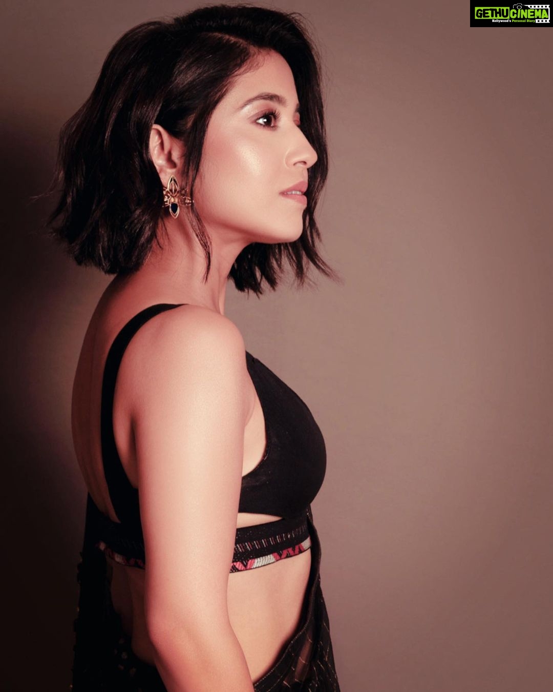 Shweta Tripathi Instagram - Swipe right to find the right match 🖤✨ Wearing: @medha.in @shopanatina @romanarsinghaniofficial Styled by @purplerhapsody MUA @hriyamarfatia Hair @foram_gotecha Style team @monica_nim 📸 @official_awbphotography